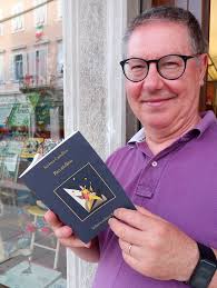 La forma dell'acqua è un libro di andrea camilleri pubblicato da sellerio editore palermo nella collana la memoria: Voltapagina Andrea Camilleri E Il Commissario Montalbano Una Storia Lunga 25 Anni Iniziata Nel 1994 Con La Forma Dell Acqua Oggi Secondo Le Volonta Dello Scrittore Esce Postumo Per Sellerio L Inedito Riccardino