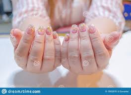 Decoracion de uñas faciles y bonitas con flores uñas bonitas cortas rojas elegantes bonitas . Hermosa Concha De Crack De Moda Decorada Con Unas Acrilicas Cortas Con Plata Brillante Y Brillo Dorado En Clavo De Gel Claro Imagen De Archivo Imagen De Mano Grieta 199229751