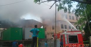 Walaupun tidak ada korban jiwa, kebakaran yang diduga berasal dari ledakan mesin genset mengakibatkan kerugian mencapai ratusan juta rupiah. Pabrik Karton Ludes Terbakar Di Kim Mabar Metro Online