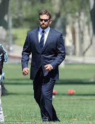 Military history, the film stars bradley cooper as kyle and sienna miller as his wife taya ranae kyle. Bradley Cooper And Sienna Miller Are Almost Unrecognizable On Set Of New Clint Eastwood Movie American Sniper Daily Mail Online