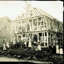 tbt ende des 19 jahrhunderts damals gingen bauherr und zimmermann noch gemeinsam in den wald um das holz zu schlagen mit axt bauen mit holz holzhaus haus
