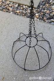 Wie Man Einen Drahtkorb In Einen Wunderbaren Kronleuchter Im Freien Dreht Liebe Dieses Solarleuchten Garten Outdoor Kronleuchter Solarleuchten