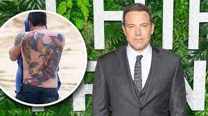 Ben affleck recently showcased his massive back tattoo in public two years after he called it fake, spurring a lot of feelings on twitter. Ben Afflecks Phonix Aus Dem Hintern Tattoo Spirit