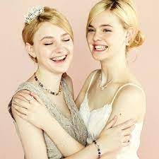 She said it was 'a rare occasion' they could all be together. Dakota Fanning Elle Fanning Vietnam Bewertungen Facebook