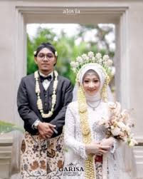 Kamu perempuan yang berhijab dan ingin berhias dengan adat jawa saat menikah? Rias Pengantin Bekasi Garisa Wedding Organizer Harga Paket Rias