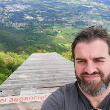 È l'ultima partita al campetto del quartiere, ma né tu né i tuoi amici lo  sapete: impossibile immaginare che il giorno dopo, la tua infanzia finisce  per dare spazio agli impegni e