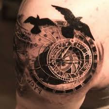 Schwarze Vogel Und Ein Kompass Idee Fur Ein Compass Tattoo Auf Dem Schulter Kompasstattoo Tattoos Manner Tattoo Ideen