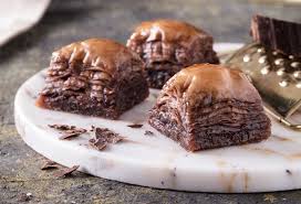 Bu soğuk sütlü bitter baklava var ya bu soğuk sütlü bitter baklava hem bol fıstıklı, hem bol sütlü, hem bol bitter çikolatalı hemde. Chocolate Baklava