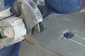 Zum schneiden von fliesen aus feinsteinzeug benötigen sie daher zwingend diamantgehärtete trennscheiben. Fliesen Schneiden Fliesen Legen Diybook At