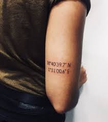 20 Tatouages Pour Tous Les Amoureux Du Voyage Coordonnees Tatouage Tatouage Et Phrase Tatouage