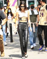 Finally, on valentine's day this year, they made things instagram official. Kendall Jenner Puts Her Catwalk Abs On Display In Itty Bitty Crop Top And Leather Trousers Daily Mail Online