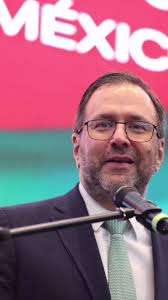 A su llegada, Michelle Bachelet fue recibida por el Secretario Ejecutivo  del Consejo Nacional de Derechos Humanos, Larry Devoe y el viceministro  para Temas Multilaterales del Ministerio del Poder Popular para Relaciones