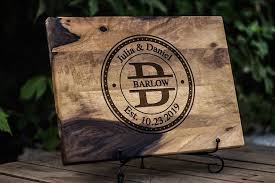 Personalisiertes Schneidebrett Geschnitztes Schneidebrett Custom Schneidebrett Hochzeits Geschenk Brautduschgeschenk In 2020 Personalisiertes Schneidebrett Schneidebrett Und Graviertes Schneidebrett