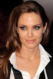 A pensarla come noi c'è . Coolspotting Angelina Jolie