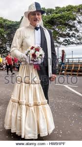 Wie's funktioniert, erklärt expertin katharina. A Man Checks His Costume Before A Parade In Santa Barbara The Parade Features Extravagant Floats Stock Photo Alamy