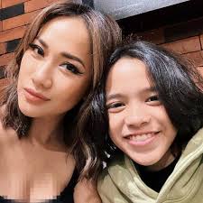 Anjing Melilit Di Kaki Noah Sinclair Dalam Rumah BCL Curi Perhatian