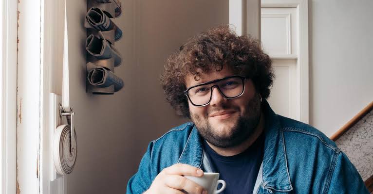 Radiomaker, tv-presentator en acteur Manu Van Acker: “Ik had nooit durven  dromen van zo'n carrière”