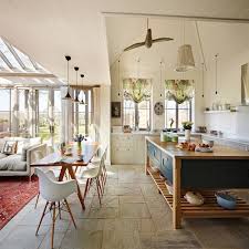 Le style de cette cuisine en bois et en briques se marie parfaitement avec des éléments de décoration moderne comme la hotte en inox design et l'applique un peu rétro. 20 Cuisines Rustiques Qui Vont Vous Donner Envie De Changer La Votre Homify