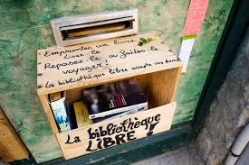 Bonne fête les papas@ la boîte à livres. Insolite La Culture Prend La Rue Dans Le Centre De Limoges L Homme En Bleu