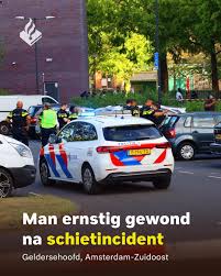Op straat voor het flatgebouw Geldershoofd in Amsterdam-Zuidoost raakt een man zaterdagavond na een schietincident ernstig gewond. De politie zoekt tenminste één verdachte en roept getuigen op zich te melden. Het is