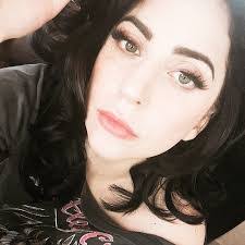 Lesa Dyer's Instagram, Twitter & Facebook