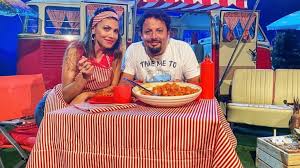 La vita a tre se gestita nel modo ma manca l'elemento principale… me lo chiedono tutti, non posso farmi la proposta da sola ha risposto. Chi E Flora Canto La Moglie Di Enrico Brignano Carriera Film Tv Figli