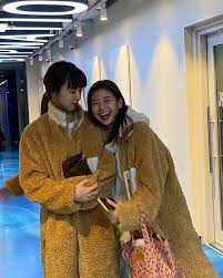 ^ 우리결혼했어요 육성재, 과거 가수활동 위해 대학진학 미루기로 대입 소신발언?. ìžˆì§€ ë¦¬ì•„ê°€ ê°'ìžê¸° ê³¼ê±° ë°ì´íŠ¸ ì‚¬ì§„ ê³µê°œí•˜ìž ë‚œë¦¬ ë‚œ ì§„ì§œ ì´ìœ  ìœ„í‚¤íŠ¸ë¦¬