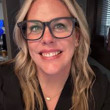 What hotels near Great Lakes have rooms with 2 queen beds and a pullout  couch?