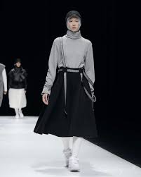 Modelnya pun di desain dengan gaya yang asyik, cukup cantik kalau dibawa pergi jalan bersama teman. Ingin Desain Baju Istimewa Untuk Lebaran Lihat Koleksi Hijab Dari 5 Desainer Indonesia Ini