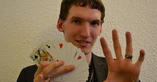 il est grenoblois d'adoption. David Marks file aux championnats de magie