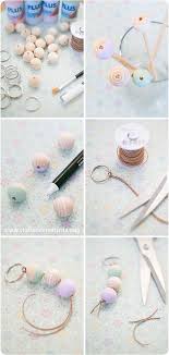 Le Petit Cadeau Rapide Et Facile A Faire Soi Meme Pour Offrir Ou Pour Garder Pour Soi Des Perles En Bois De La Peinture Perles Diy Porte Cle Perles Bois