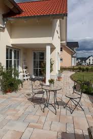 Terrasse Gestaltungsideen Von Rinn Betonsteine Und Natursteine Naturstein Terrasse Terrassengestaltung Gartengestaltung