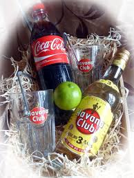 In Diesem Geschenkset Erhalten Sie Alle Zutaten Fur Einen Cocktail Klassiker Dem Cuba Libre Verschenken Sie Das Geschenkset Un Geschenkset Geschenke Rum Cola