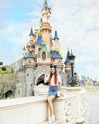 What People Wear To Disney Parks Around The World Disneyland Outfits Disney World Pictures Disney Outfits Women