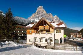 Chi prenota un appartamento a corvara nella regione turistica dell'alta badia, può decidere spontaneamente se mettersi dietro ai fornelli o se andare al ristorante ad assaggiare i piatti tipici. Appartamenti Olympia Corvara In Badia Italy Booking Com