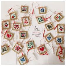 Martisoare traditionale, imagini cusatura cu trandafiri. Risultati Immagini Per Martisoare Traditionale Embroidery Craft Cross Stitch Necklace Crafts