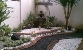 Desain taman di atas menyatu dengan teras rumah, bentuknya memanjang sehingga bisa menanam aneka tanaman atau bunga cantik sesuai keinginan. 20 Desain Taman Rumah Minimalis Yang Banyak Digunakan