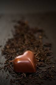 En Forme De Coeur Rempli De Chocolats Pour La Saint Par Cocobuds Chocolat Coeurs En Chocolat Chocolaterie