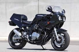 yamaha vmaxを 男のバイク とご紹介させていただいたところ ロレンス読者様からいただいたコメント いや 男のバイクはgs1200ssです 追求したのは 硬派で無骨な男らしさ キャッチフレーズは 男のバイク 2001年2月にスズキから発売されたgs1200s