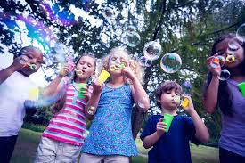 Ci sono giochi da fare in casa e altri all'aria aperta, come le bolle di sapone. Come Fare Le Bolle Di Sapone In Casa Non Sprecare