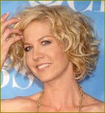 Runde Gesichter Kurze Frisuren 2015 Mehr Unter Uberprufen Http Www Ranfrisuren Com Frisuren 20 Lockige Frisuren Frisuren Frisuren Fur Lockiges Haar