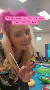 Transformando o ambiente da sala para uma festa na piscina