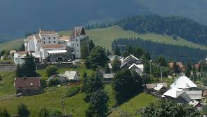 Pentru a accentua caracterul inedit al constructiei, la subsolul hotelului este amenajat cavoul lui dracula, iar in fata hotelului cresc 2 mesteceni, adam si eva, langa care a fost ridicat bustul lui bram. Horror Dj Blue Ro S Blog