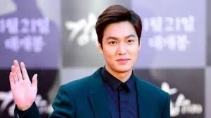 His family consists of his mother, father, and one older sister. Biodata Lee Min Ho Biografi Profil Lengkap Karir Fakta Keluarga Agama Pacar Dan Foto Cosmogirl