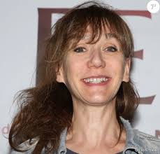 Virginie lemoine devra attendre 2001 pour décrocher ce qui reste encore aujourd'hui le rôle de sa carrière dans la série famille d'acceuil. Virginie Lemoine