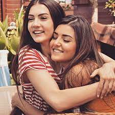 Bakıntolga sarıtaş, burcu özberk, hande erçel ve berk atan. Burcu Ozberk And Hande Ercel In Gunesin Kizlari 2015 Friend Poses Photography Bff Photoshoot Poses Best Friend Poses