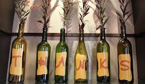 Haz unas plantillas de papel con el diseño que te guste. Decora Botellas Vino