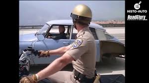 With larry wilcox, erik estrada, robert pine, paul korver. Serie Chips Saison 1 Episode 9 Citroen Ds Trois Roues Larry Wilcox Erik Estrada Highway Becker Ponch Youtube
