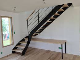 Escalier 1 4 Tournant En Acier Thermolaque Noir Et Marches En Frene Avec Bureau Integre Au Niveau De La Marche D Angle Idees Escalier Escalier Escaliers Metal