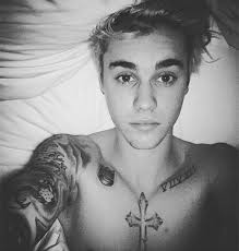 Justin Bieber faz piercing no nariz; veja como ficou!